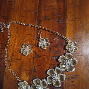 Beautiful necklace with matching earrings